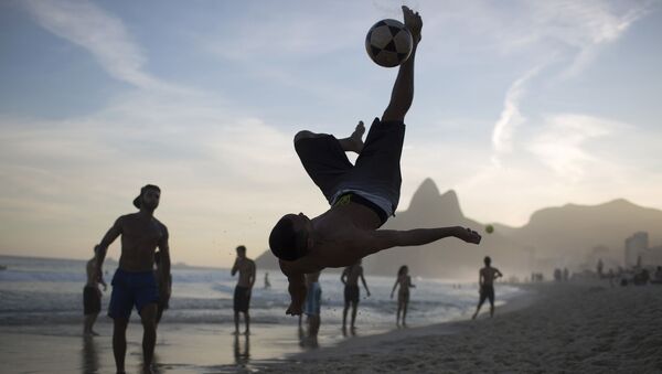 Homem joga futebol na praia de Ipanema, no Rio de Janeiro. - Sputnik Brasil