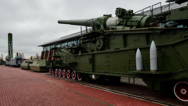 Sistema de mísseis ferroviários Molodets e sistema de artilharia ferroviária TM-3-12, apresentados em exposição de rua em São Petersburgo, Rússia - Sputnik Brasil