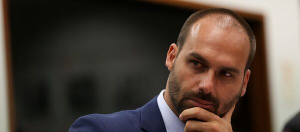 O deputado federal Eduardo Bolsonaro (PSL-SP) durante discussão com representantes do setor de telecomunicações sobre a tecnologia 5G, na Câmara dos Deputados, em Brasília (DF) - Sputnik Brasil