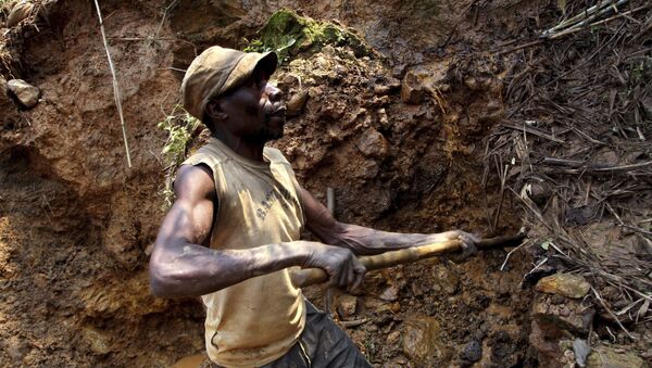 Mineiros congoleses escavam em busca de cassiterita, o principal mineral de estanho na mina de Nyabibwe, na República Democrática do Congo - Sputnik Brasil