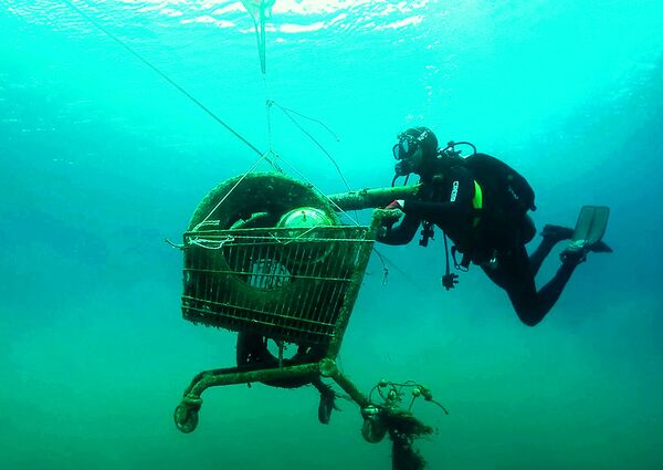 Voluntários da organização grega Aegean Rebreath recolhem lixo debaixo d'água durante uma operação de proteção da biodiversidade do mar Egeu perto da ilha de Zaquintos, Grécia - Sputnik Brasil