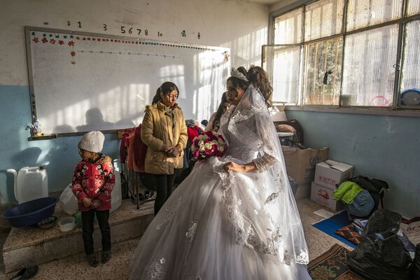 Refugiada no dia do casamento em uma escola equipada como alojamento temporário na cidade de Al Hasakah, Síria - Sputnik Brasil