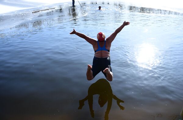 Mulher mergulha no lago congelado em um parque da cidade de Shenyang, China - Sputnik Brasil