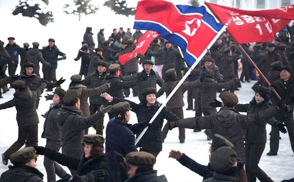 Habitantes dançam durante a cerimônia de inauguração da cidade de Samjiyon, Coreia do Norte - Sputnik Brasil