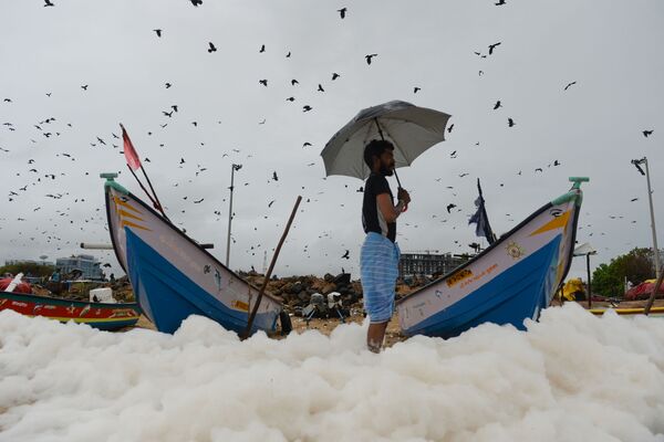 Homem em uma praia com espuma tóxica na Índia - Sputnik Brasil