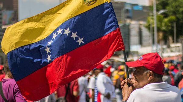 Homem com a bandeira da Venezuela - Sputnik Brasil