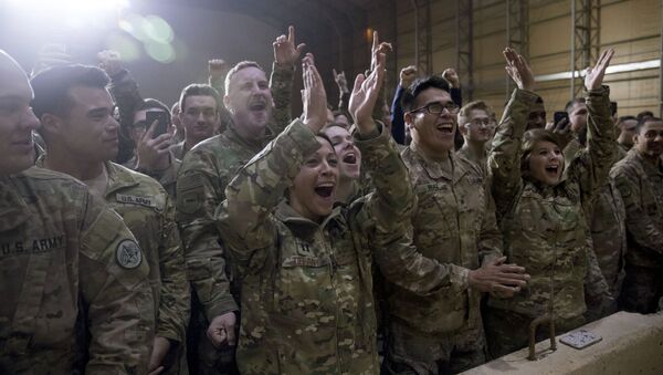 Militares norte-americanos recebem o presidente dos EUA, Donald Trump, em base militar no Iraque (foto de arquivo) - Sputnik Brasil