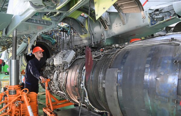 Operário da fábrica de aeronaves de Lukhovitsy na seção de montagem - Sputnik Brasil