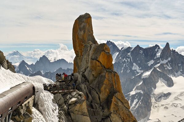 Vale Branco sendo observado de cima da montanha Aiguille du Midi, França - Sputnik Brasil