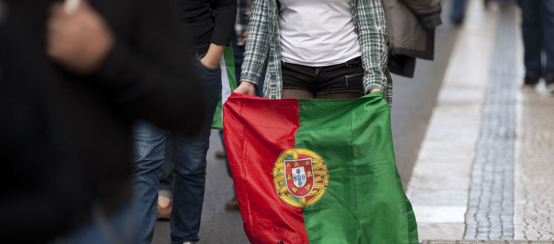 Mulher carrega bandeira de Portugal em Lisboa - Sputnik Brasil, 1920, 31.03.2020