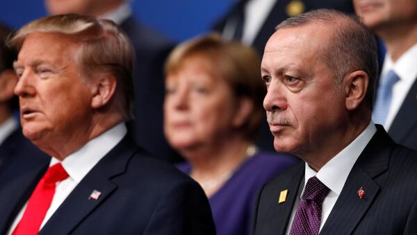 Presidente dos EUA, Donald Trump, e da Turquia, Recep Tayyip Erdogan, posam para foto durante encontro de Chefes de Estado da OTAN, em 4 de dezembro - Sputnik Brasil