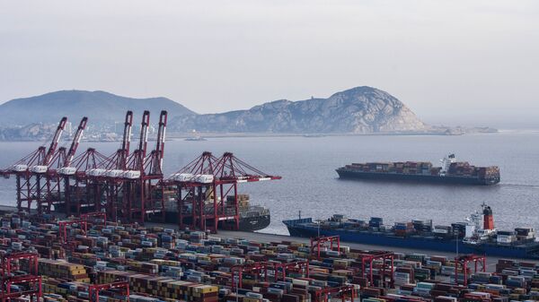 Navios cargueiros no porto de Yangshan, na China - Sputnik Brasil