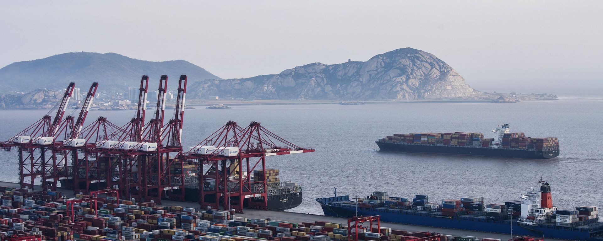 Navios cargueiros no porto de Yangshan, na China - Sputnik Brasil, 1920, 14.01.2026