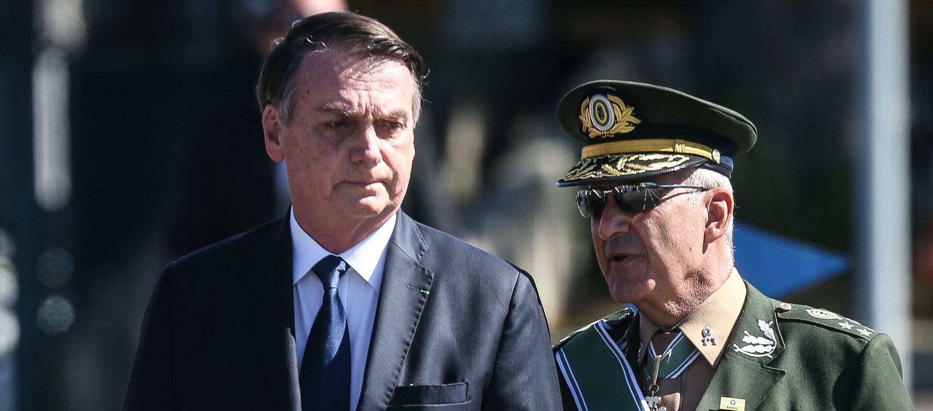 O presidente Jair Bolsonaro é acompanhado pelo general Ramos, durante a solenidade comemorativa do Dia do Exército na sede do Comando Militar do Sudeste, na zona sul de São Paulo, em 18 de abril de 2019. - Sputnik Brasil, 1920, 07.07.2021