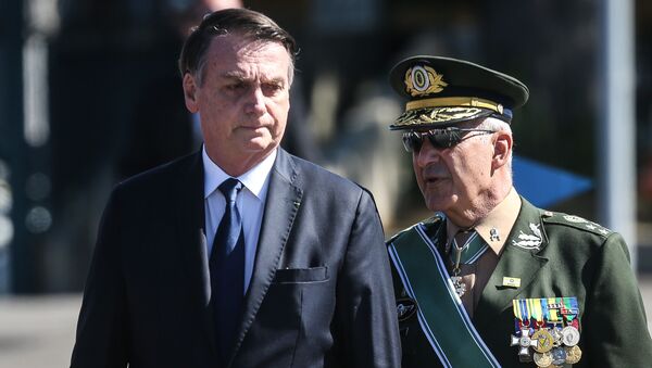 O presidente Jair Bolsonaro é acompanhado pelo general Ramos, durante a solenidade comemorativa do Dia do Exército na sede do Comando Militar do Sudeste, na zona sul de São Paulo, em 18 de abril de 2019. - Sputnik Brasil