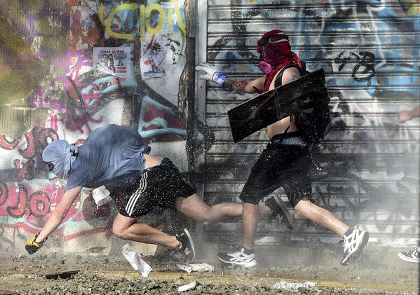 Manifestantes fogem da Polícia no Chile durante protesto - Sputnik Brasil