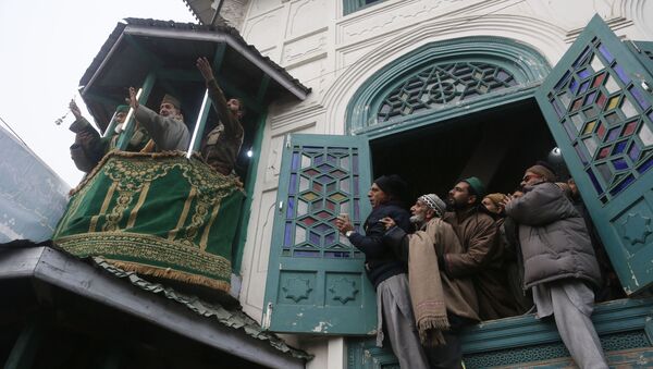 Muçulmanos orando na Caxemira, região disputada entre a Índia e o Paquistão - Sputnik Brasil