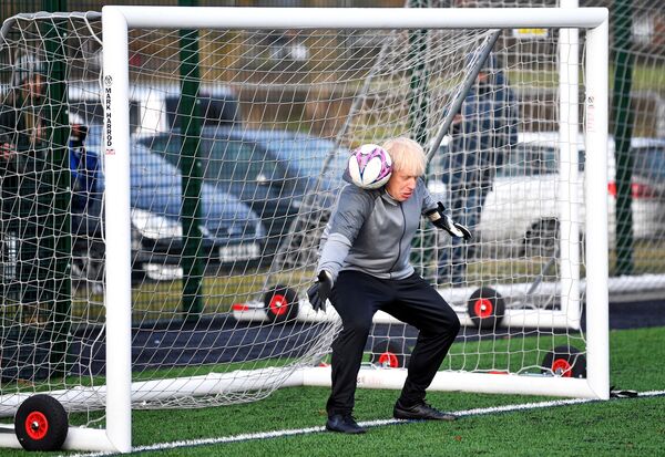 Primeiro-ministro britânico Boris Johnson em aquecimento antes de uma partida de futebol - Sputnik Brasil