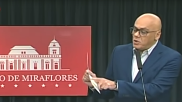 O ministro das Comunicações da Venezuela, Jorge Rodríguez, apresenta evidências de planos da oposição para promover um ataque terrorista no país. - Sputnik Brasil