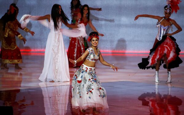 Bhasha Mukherjee, representante do Reino Unido, no palco do Miss Mundo 2019 em Londres - Sputnik Brasil