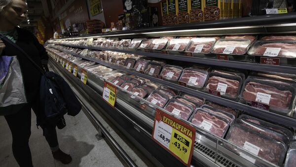 Clientes observam preços de carnes em supermercado da zona sul da capital paulista - Sputnik Brasil