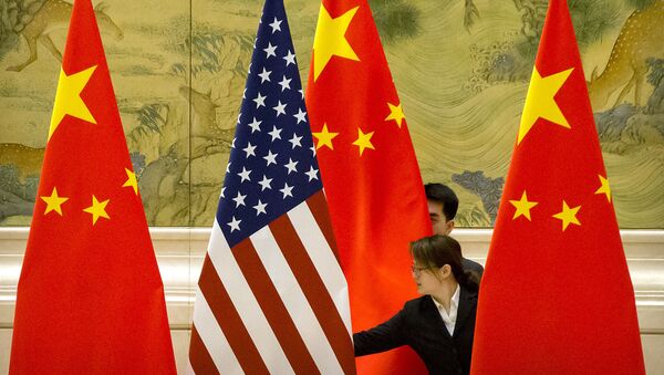 Funcionários organizam bandeiras dos Estados Unidos e China antes de sessão de negociações - Sputnik Brasil