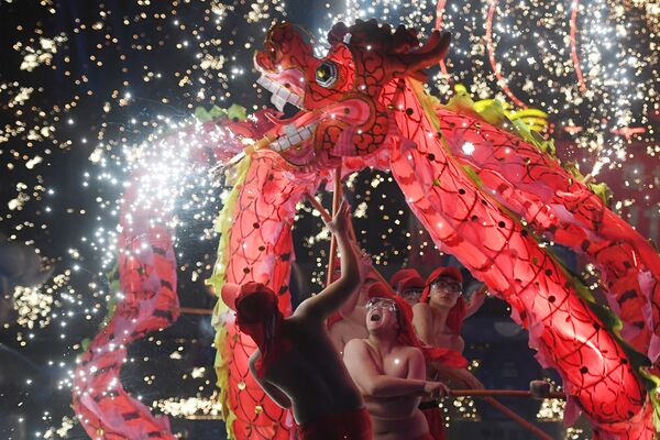 Exibição de dançarinos vestidos de dragões em festival do Ano Novo lunar na China - Sputnik Brasil