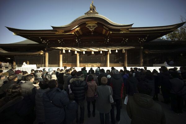 Pessoas oram no primeiro dia do ano no templo de Samukawa, no Japão - Sputnik Brasil