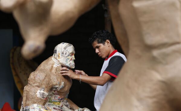 Escultor de bonecas tradicionais de Ano Novo no Equador - Sputnik Brasil