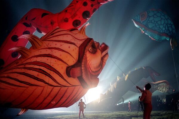 Enormes balões em forma de peixe, pássaro, dragão e crocodilo durante celebrações de Ano Novo nas Filipinas - Sputnik Brasil