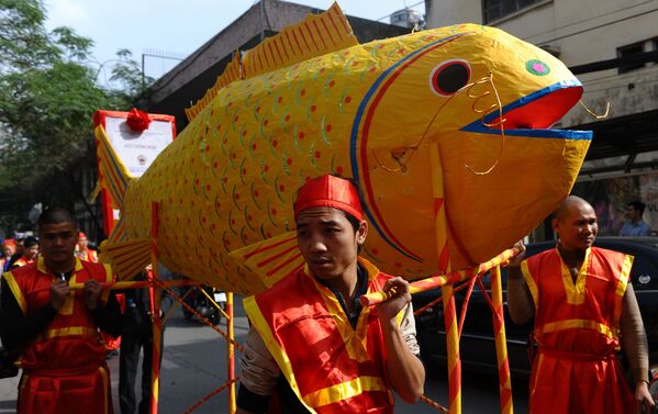 Moradores de Hanói celebram Ano Novo com tradicional peixe de papel - Sputnik Brasil