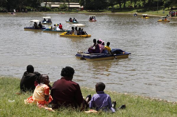 Quenianos remam de barco em Nairóbi durante comemorações de Ano Novo - Sputnik Brasil