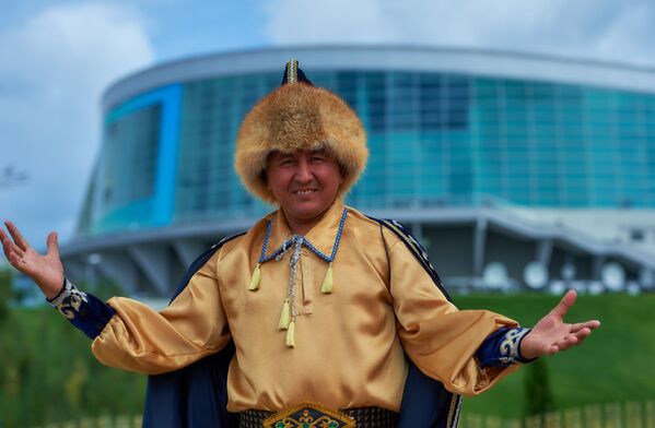 Um morador da República de Bashkortostan se preparando para receber os participantes da cúpula da SCO e BRICS no parque étnico Vatan. - Sputnik Brasil