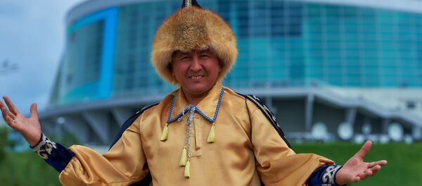 Um morador da República de Bashkortostan se preparando para receber os participantes da cúpula da SCO e BRICS no parque étnico Vatan. - Sputnik Brasil