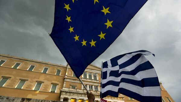 Bandeiras da Grécia e da União Europeia, Atenas, Grécia. - Sputnik Brasil
