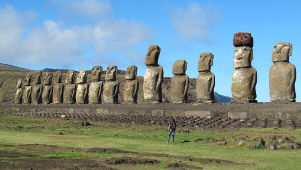 Foto de 15 estátuas da Ilha de Páscoa. A maior estátua da ilha tem plataforma de 219 metros e pesa cerca de 92 toneladas - Sputnik Brasil