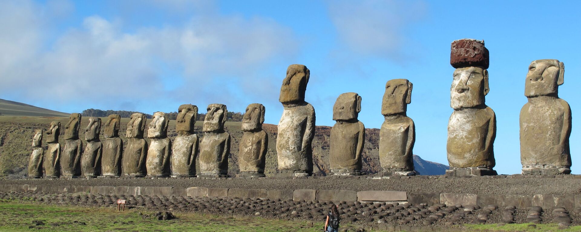Foto de 15 estátuas da Ilha de Páscoa. A maior estátua da ilha tem plataforma de 219 metros e pesa cerca de 92 toneladas - Sputnik Brasil, 1920, 08.10.2025