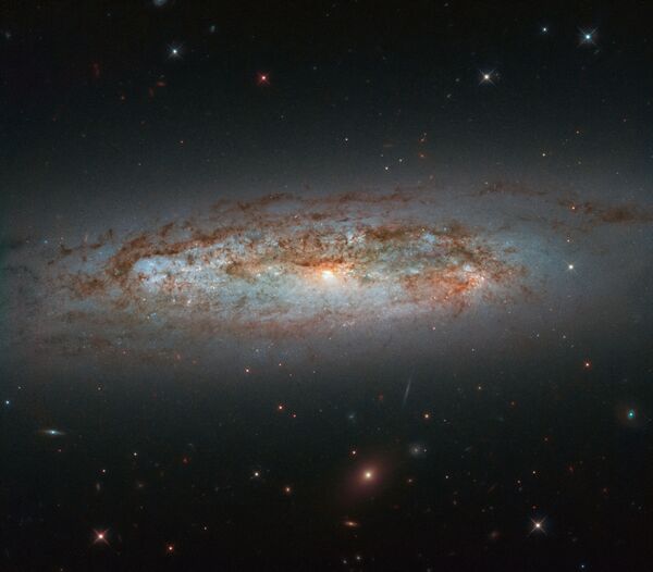 Hubble mostra FOTO de galáxia a milhões de anos-luz da Terra - Sputnik Brasil