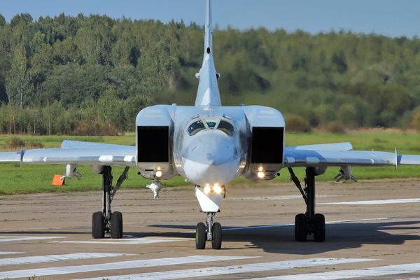 Bombardeiros Tu-22M3 voam sobre mar Negro (VÍDEO) - Sputnik Brasil