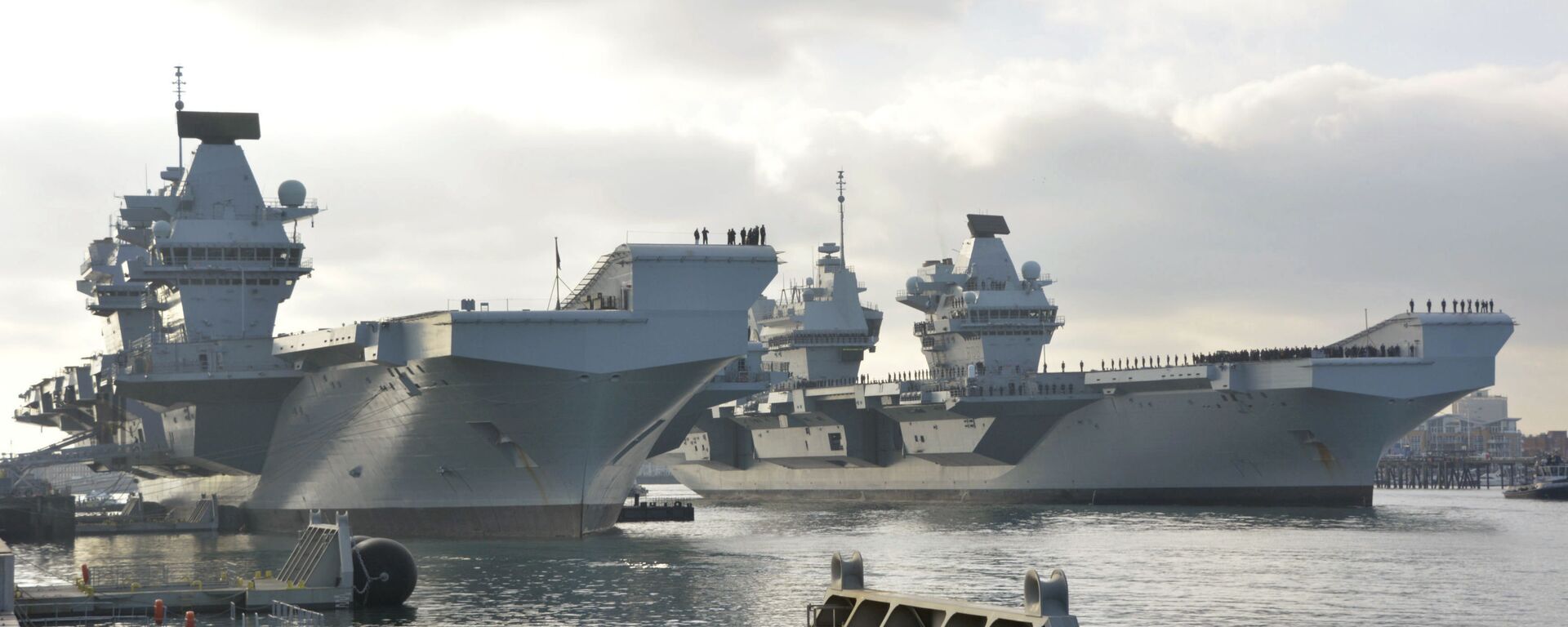 O porta-aviões HMS Queen Elizabeth ao lado do HMS Prince of Wales no porto de Portsmouth. O porta-aviões HMS Queen Elizabeth ao lado do HMS Prince of Wales no porto de Portsmouth. - Sputnik Brasil, 1920, 18.11.2025