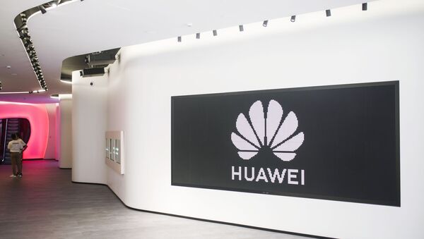 Logotipo da Huawei em uma loja da marca em Madrid - Sputnik Brasil