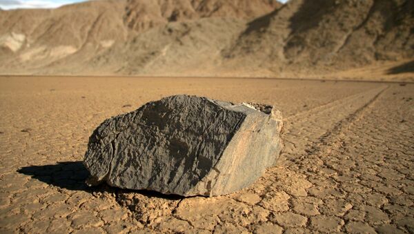 Pedras que andam no lago seco de Racetrack Playa, no Vale da Morte, Califórnia, EUA - Sputnik Brasil