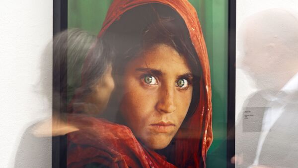 Retrato da famosa menina afegã feito por Steve McCurry (imagem referencial) - Sputnik Brasil