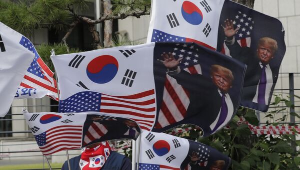 Homem vende bandeiras da Coreia do Sul, dos Estados Unidos e de Donald Trump (foto de arquivo) - Sputnik Brasil
