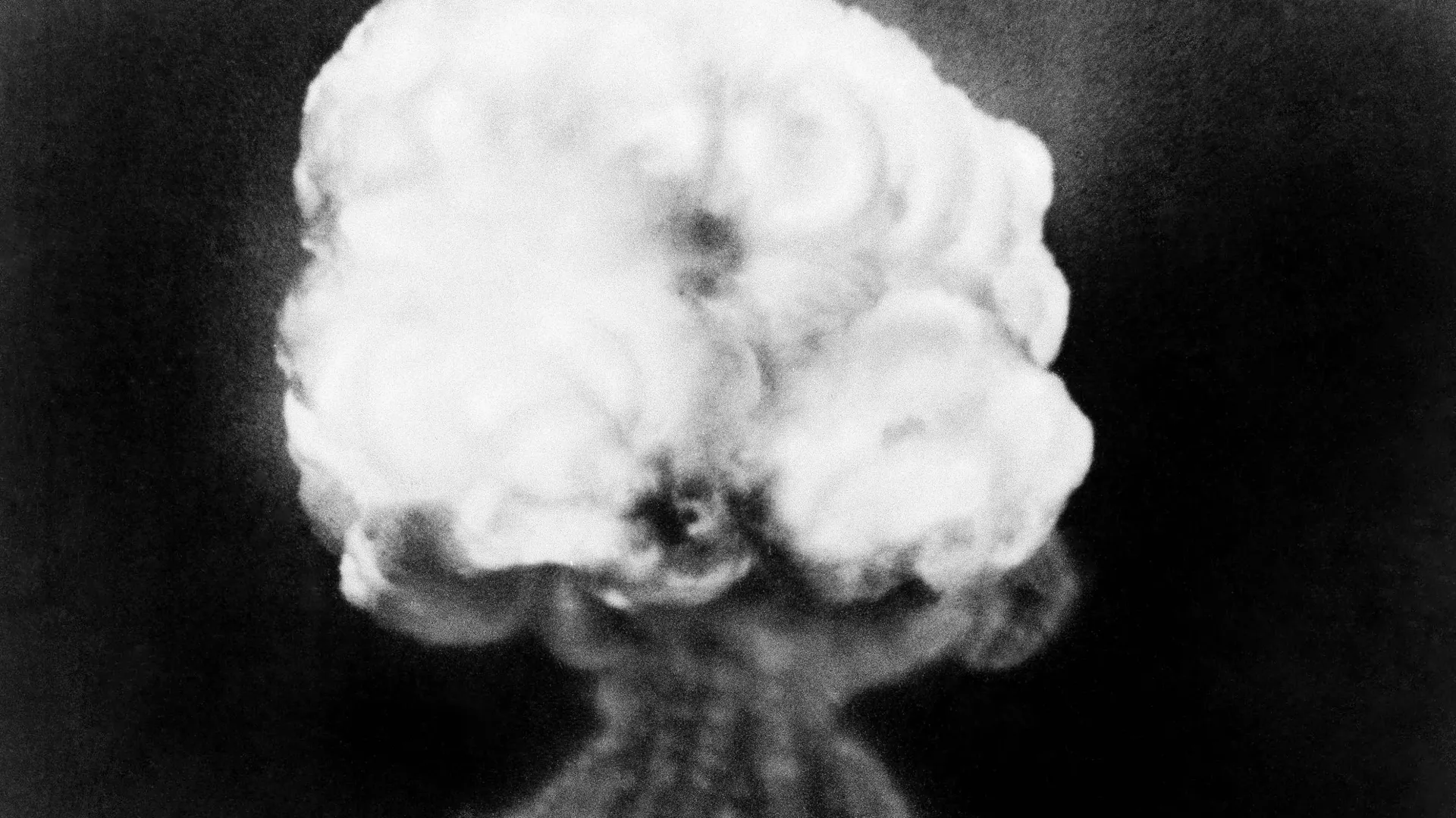 Foto de explosão de arma nuclear, realizada em 1945, em Alamagordo, nos Estados Unidos da América - Sputnik Brasil, 1920, 26.08.2024