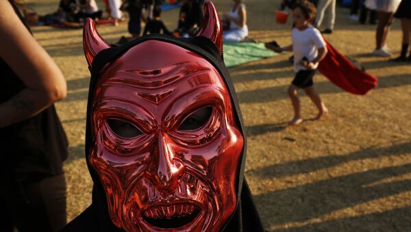Criança veste máscara de Halloween na África do Sul - Sputnik Brasil