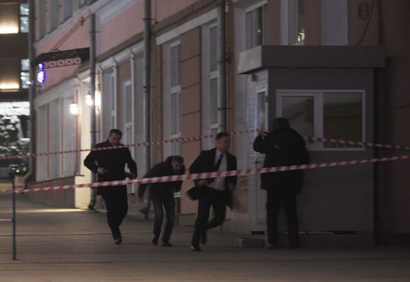Pessoas correm do prédio do FSB na praça Lubyanskaya após o tiroteio na capital russa - Sputnik Brasil