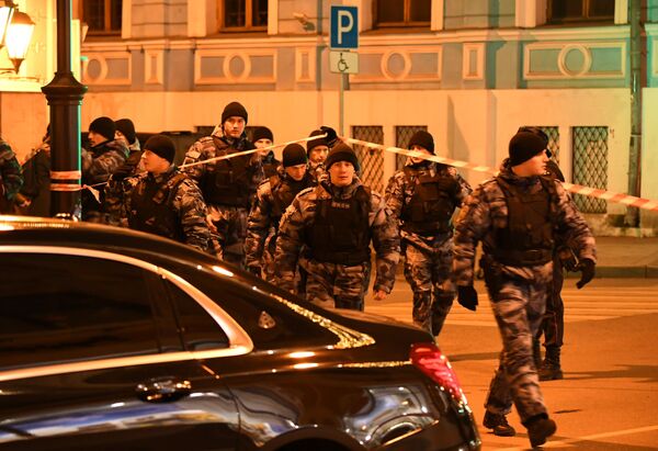 Agentes de segurança perto do edifício FSB, em Moscou, onde ocorreu o tiroteio - Sputnik Brasil