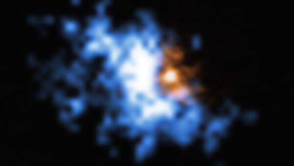 Halo de hidrogênio (azul) cercando o quasar (cor-de-laranja) - Sputnik Brasil