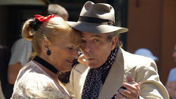 Casal de idosos dançando tango (foto de arquivo) - Sputnik Brasil
